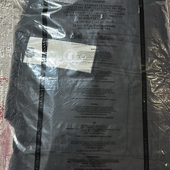Canada goose jacket with real fur brand new sealed XL but fits like a large - Picture 9 of 10